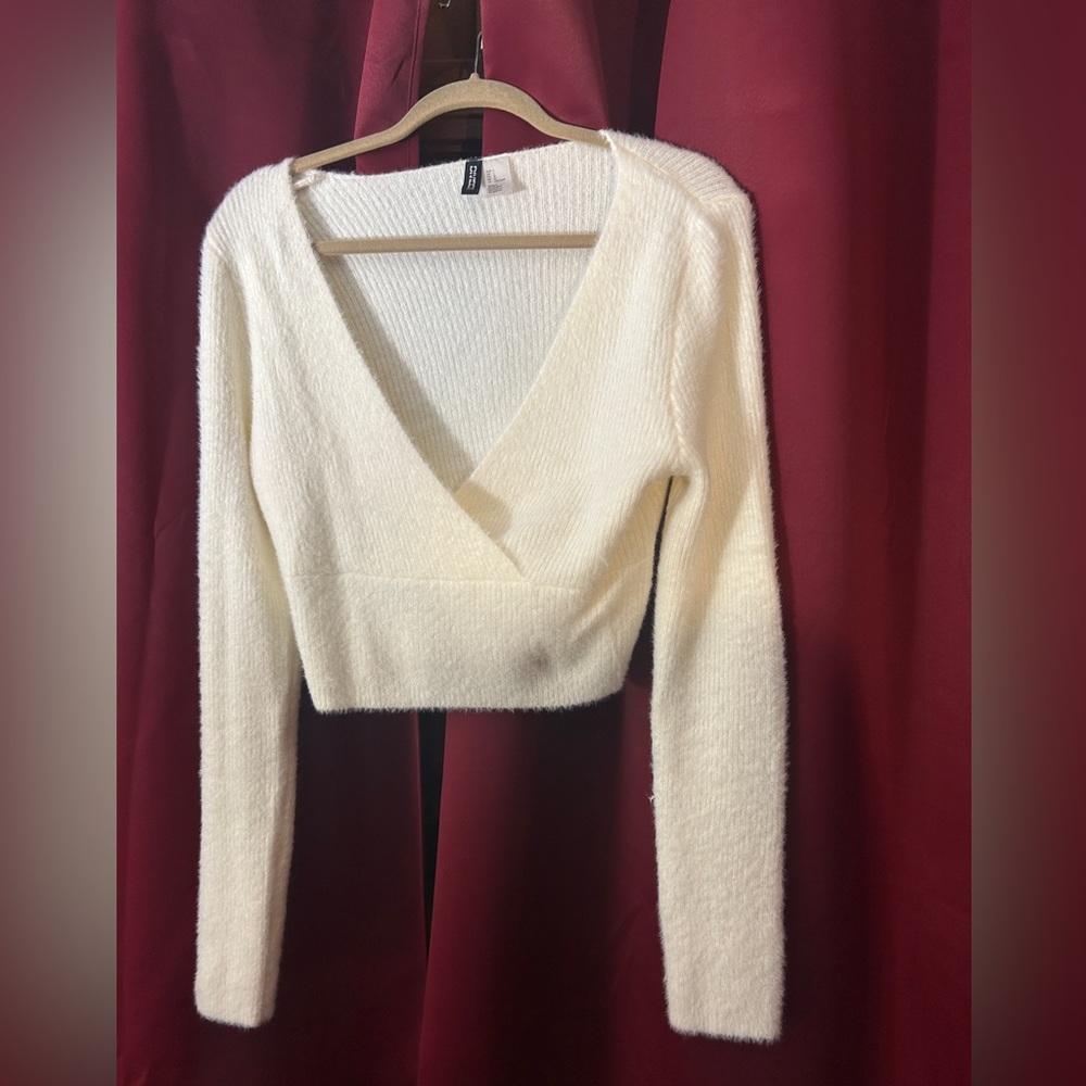 H&M cream fluffy V neck sweater / top. Size L.